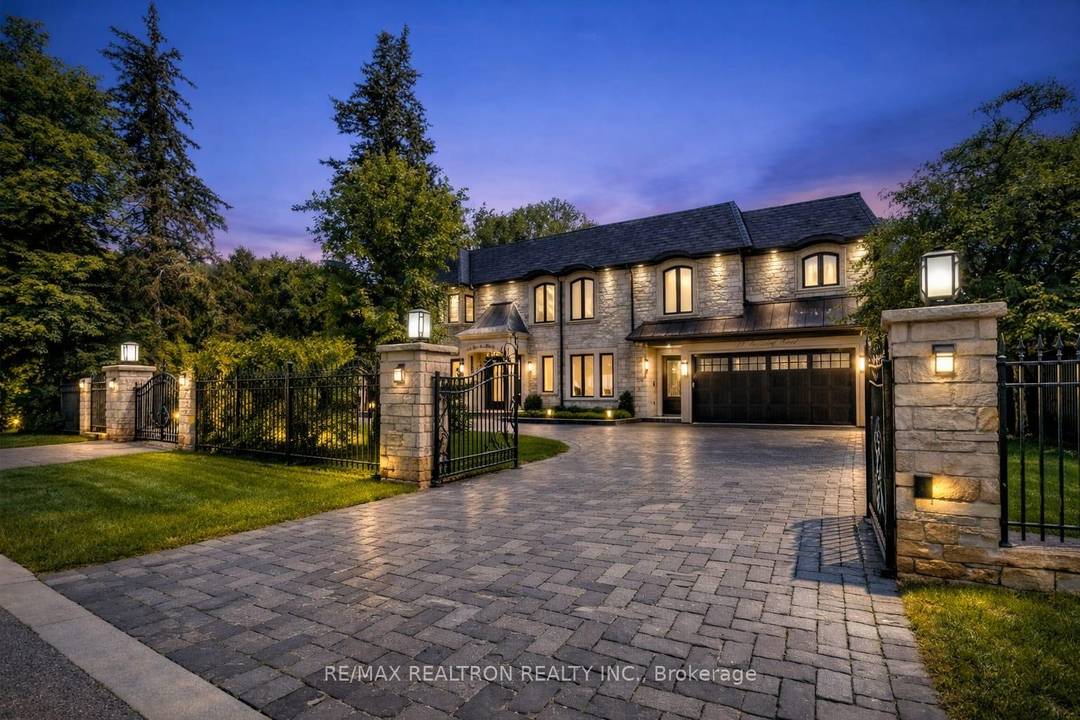 A Splendor of modern elegance in prestigious Bayview Glen.