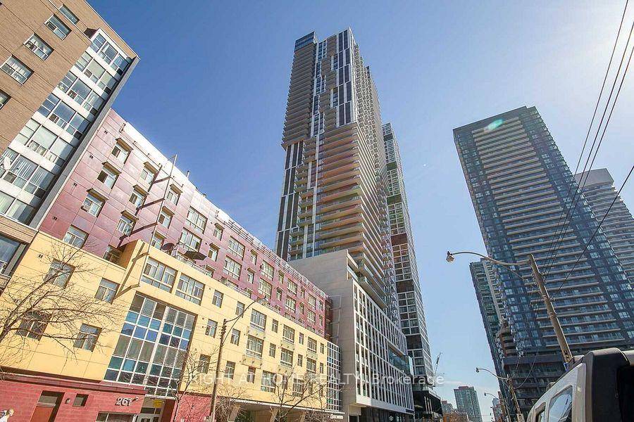 Bright amp ; Sun Filled In A Great Neighborhood, Fantastic Property Perfectly Located In The Heart Of Downtown Toronto, Upgraded Corner Unit !