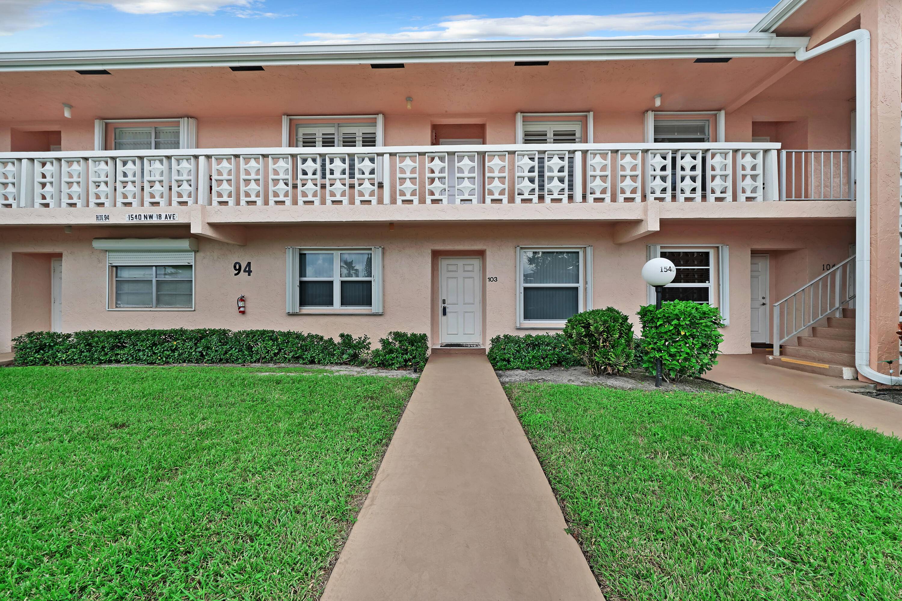 Charming Lakefront Condo in The Pines of Delray North !