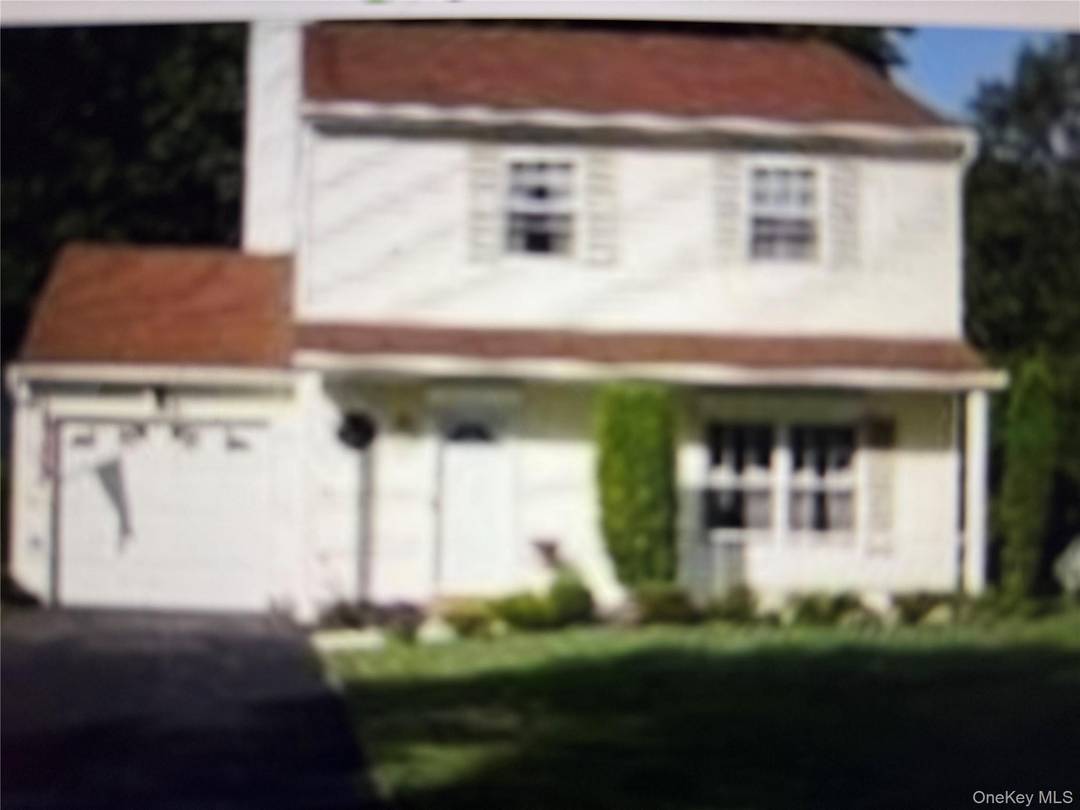 Beautiful 3 Br, 3Bath Townhouse 'Detached' In Desirable 'Hunt Club' Home Boasts Living Room W Fireplace amp ; Hardwood Flooring Large Eik.