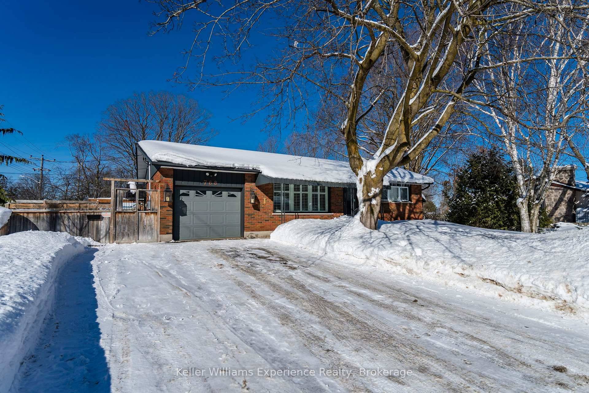 Nestled in Midlands desirable west end, this meticulously maintained 2 1 bedroom home with a den sits on a beautifully landscaped 100x100 ft lot, offering endless possibilities !