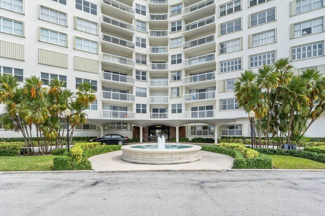 Beautifully appointed 2 bedroom 2 bath condo located on the intercoastal.