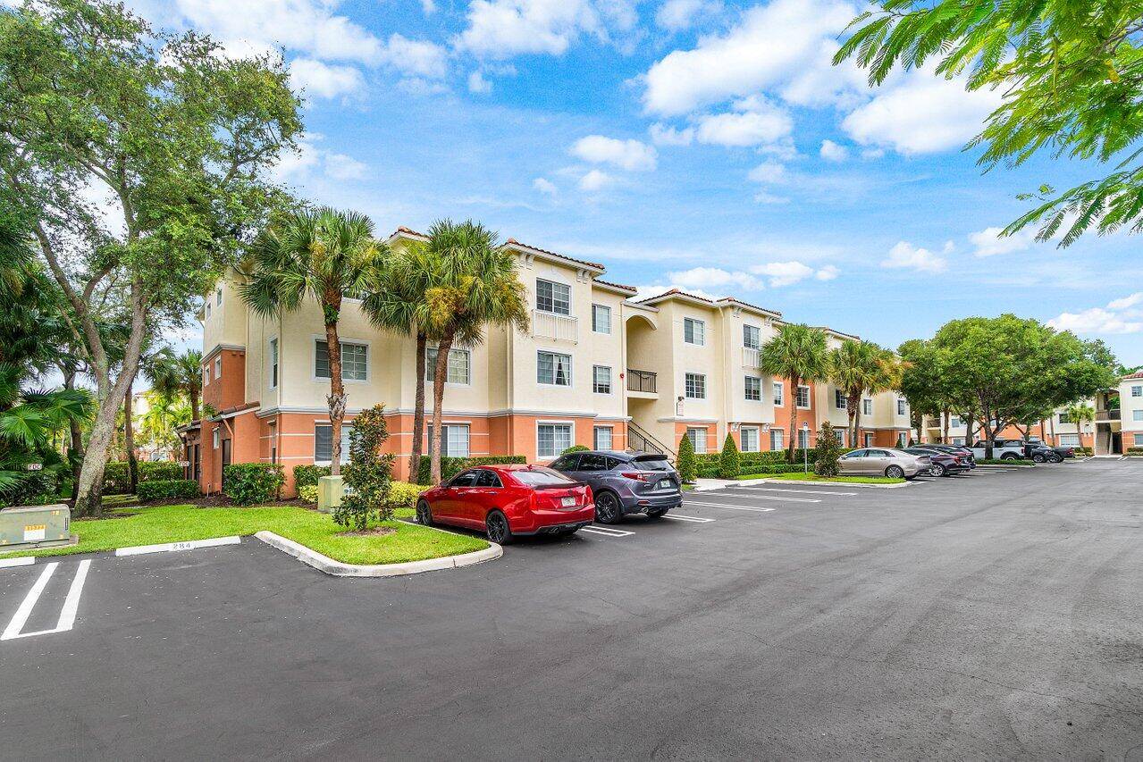 Do not miss your opportunity to own a beautiful condo centrally located in the city of West Palm Beach, only minutes away from Palm Beach International Airport, I 95, the ...