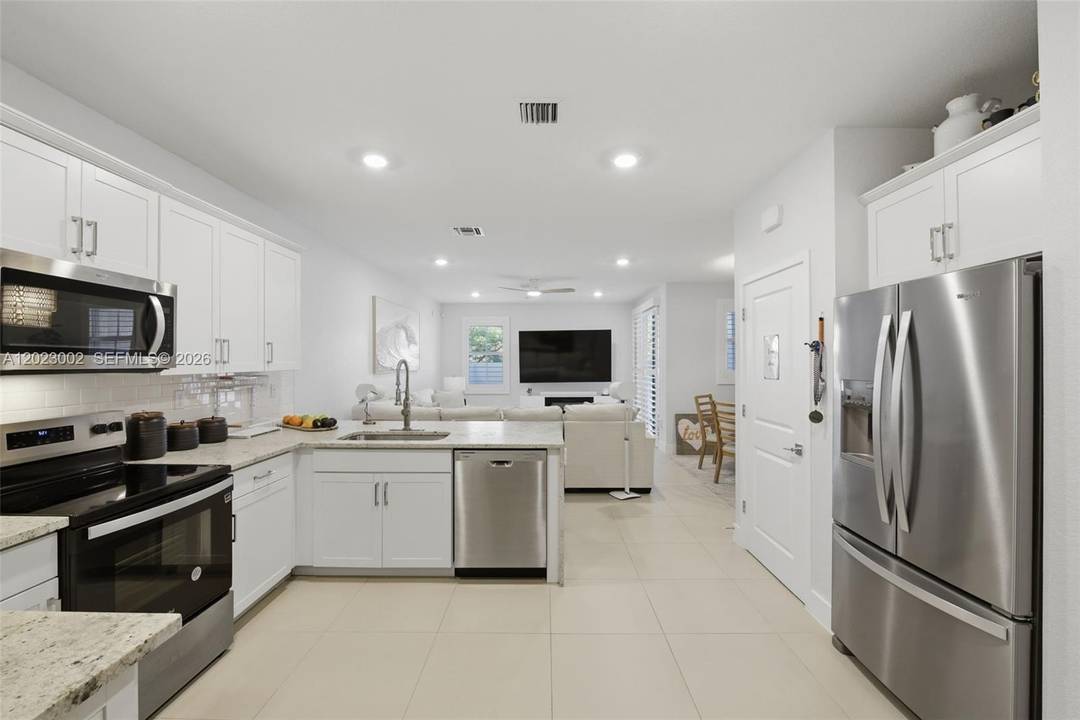 Beautifully upgraded 3 bedroom, 2.