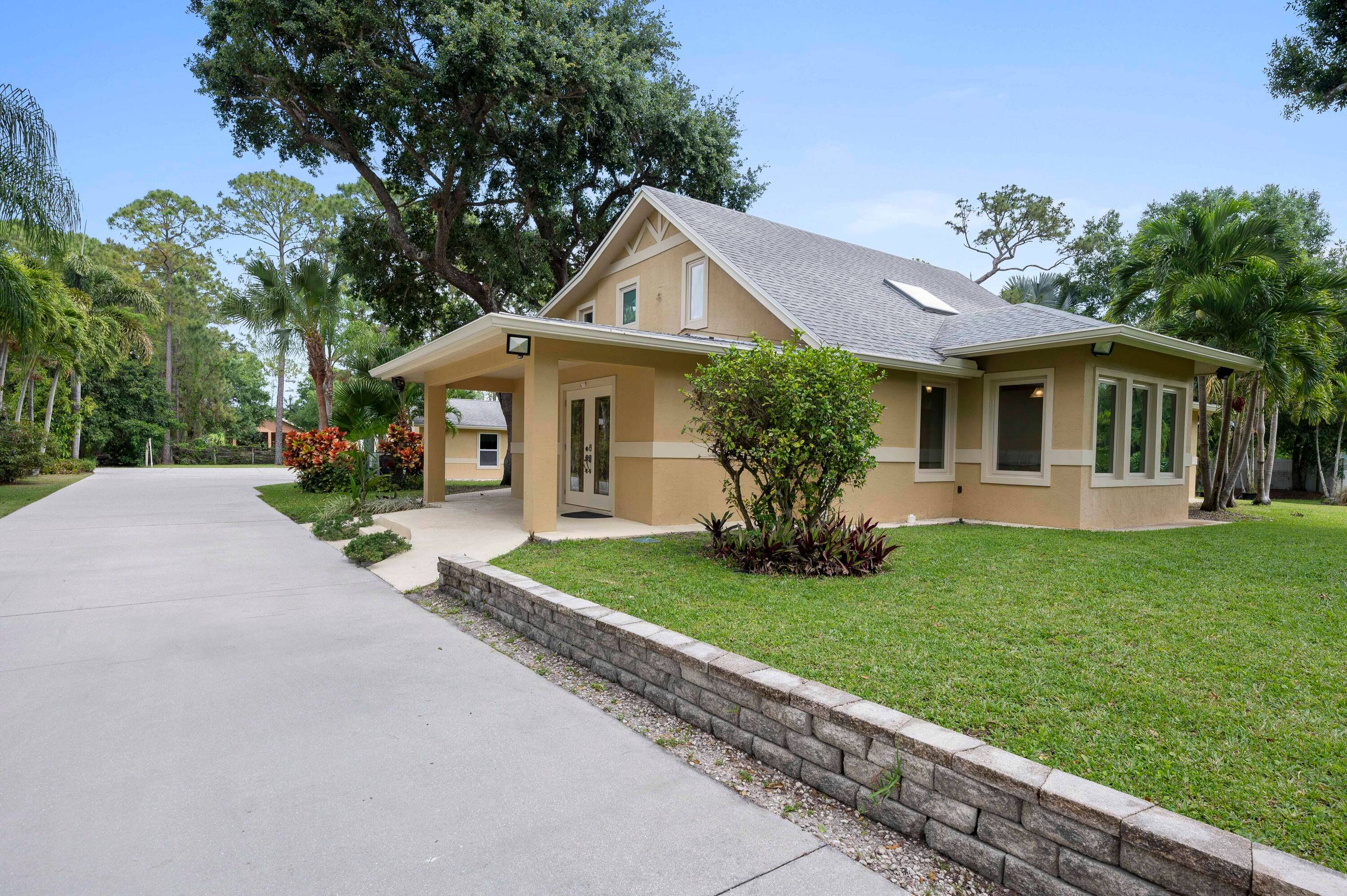 FULLY CUSTOM CBS BUILD, HURRICANE IMPACT LOW E WINDOWS, SPRAY FOAM INSULATION, exterior Liquid Ceramic coating, RAIN GUTTERS and Leaf guards, IRRIGATION SYSTEM, Stainless jacuzzi TUB, HIGH CEILING, GRANITE TOPS, ...