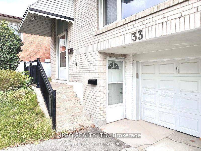 Enjoy living in the fabulous prime Bayview Woods Steeles community with this private entrance 2 bedroom apartment.
