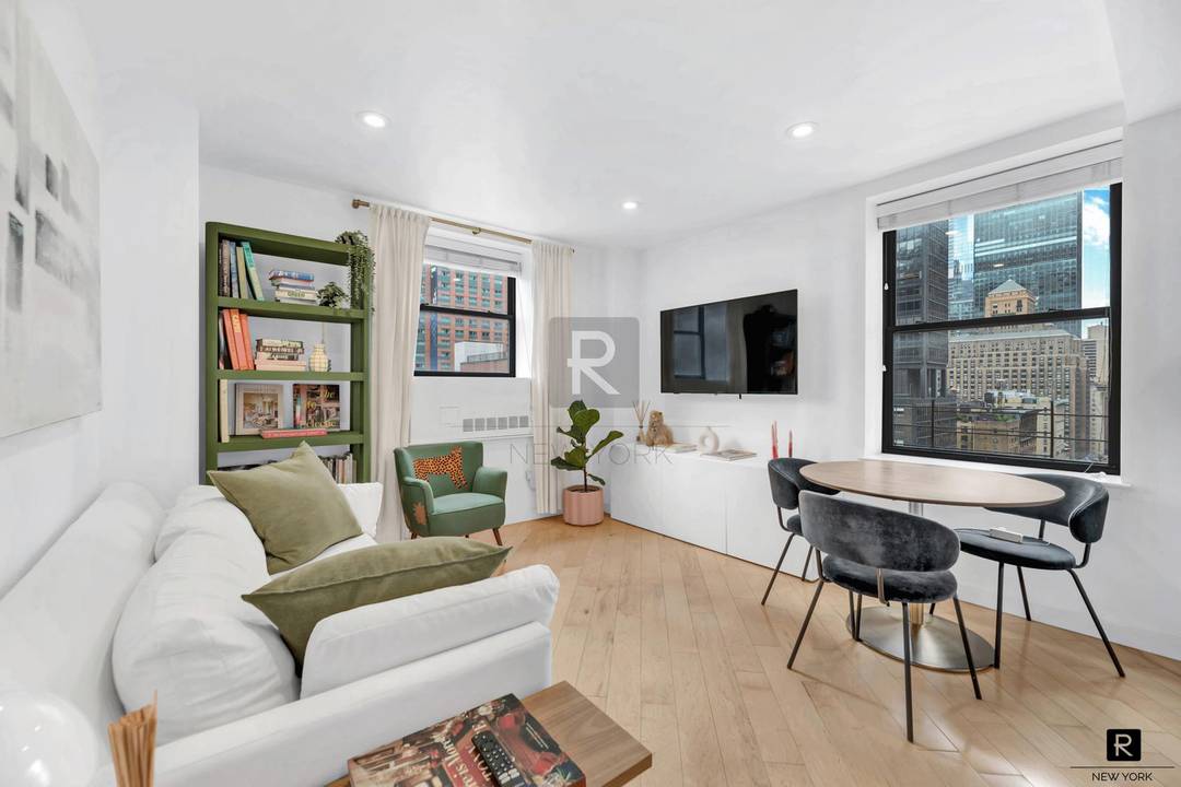 Welcome to a luminous and sophisticated one bedroom condo ideally situated in the heart of Midtown Manhattan.
