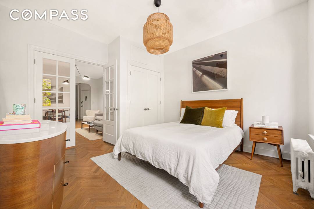 Turn key Chelsea one bedroom on a tree lined block with stylish finishes and thoughtful modern updates.