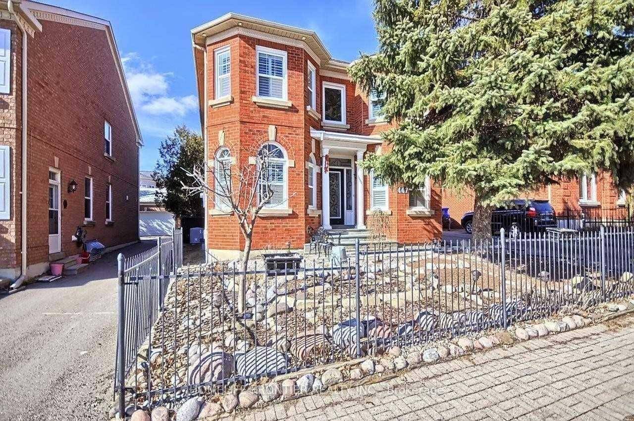 Stunning 4 Bedroom Home in Prestigious Heritage Estates !