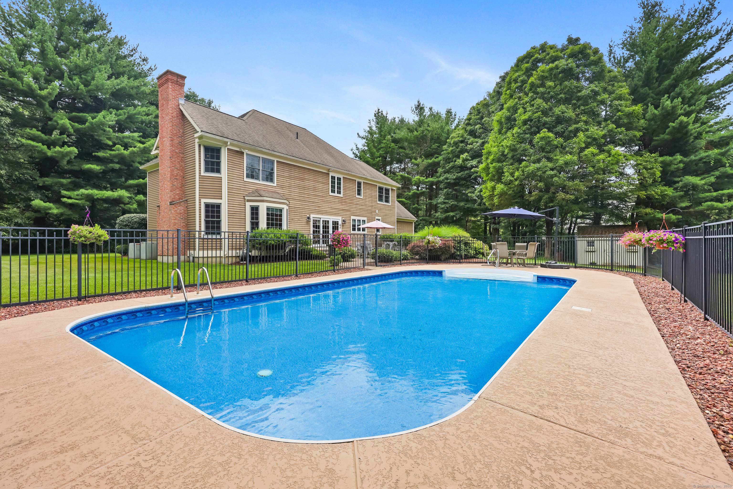 Welcome to 28 Sunnyview Drive !