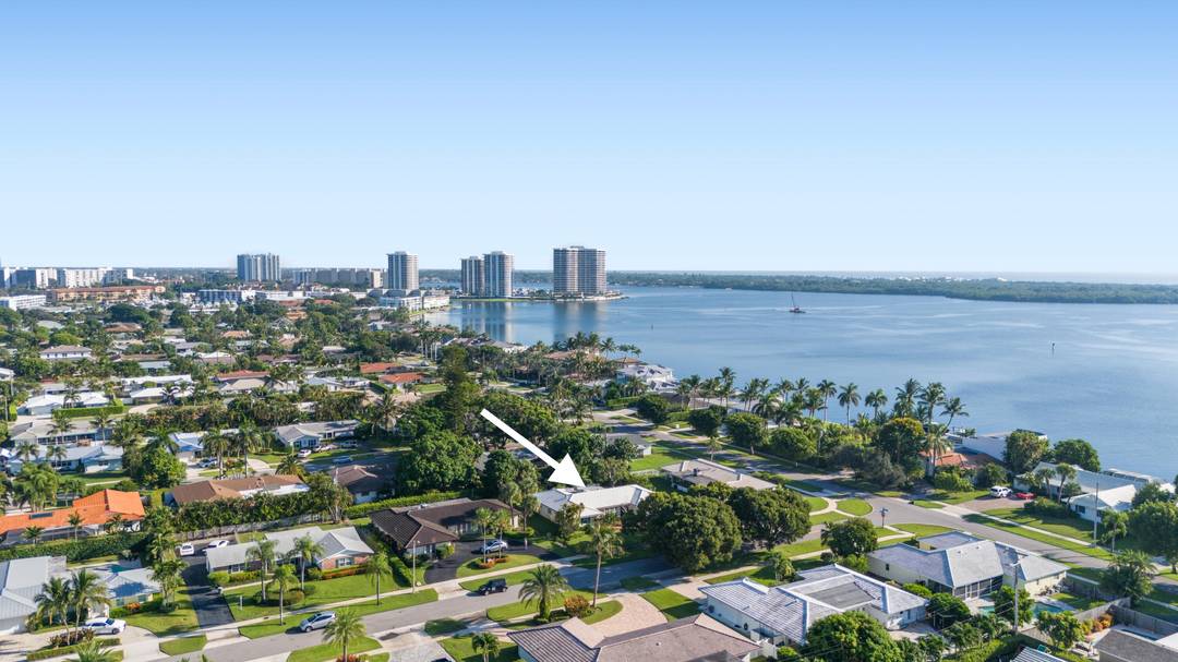 Absolutely darling single story 3 bedroom, 3 full bathroom home in highly sought after North Palm Beach.