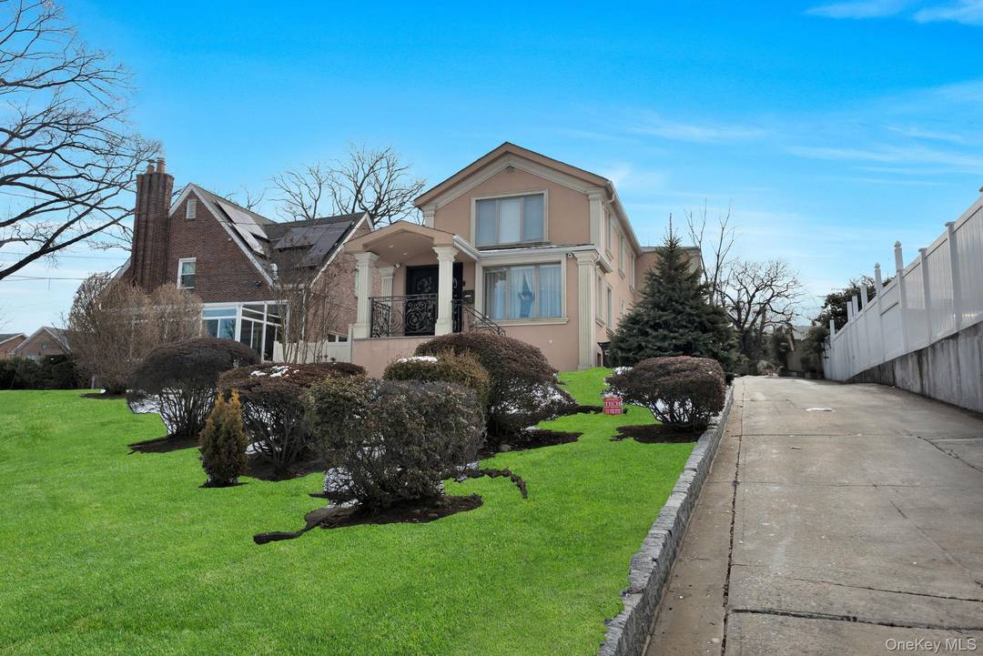 Stunning Stucco Colonial on an Oversized Lot A Rare Opportunity Welcome to this gorgeous, sun filled stucco Colonial offering the perfect blend of elegance, space, and modern living.