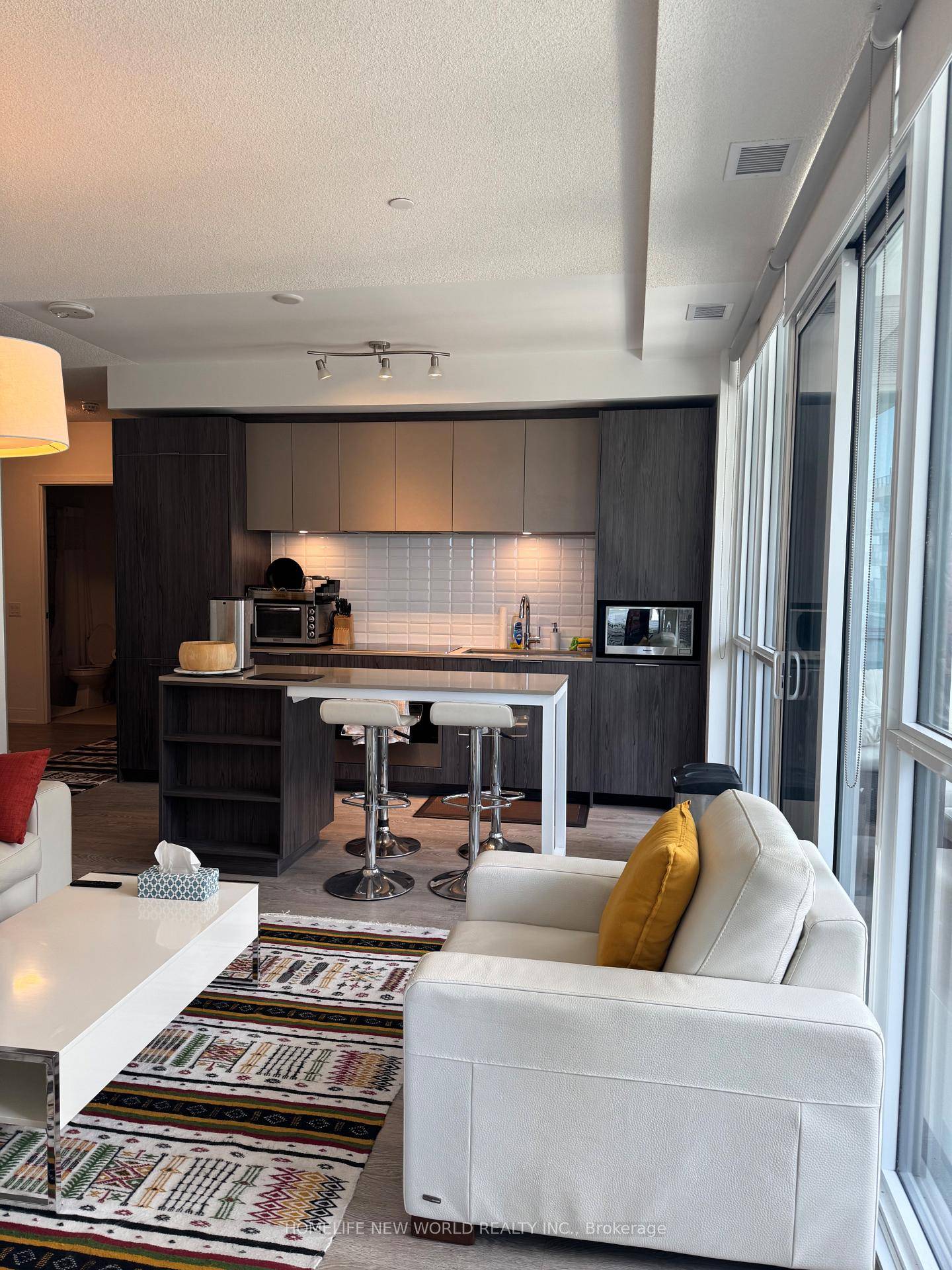 Corner Unit ! Offering Panoramic View from Master Bedroom of Lake and Waterfront, This Perfectly Laid Out 2 Bed Condo Offers Unprecedented Sunlight And Living Space.