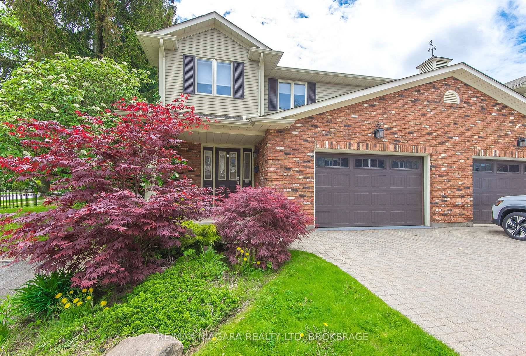 PELHAM END UNIT UNIT, CLOSE TO WALKING TRAILS AND PARK.