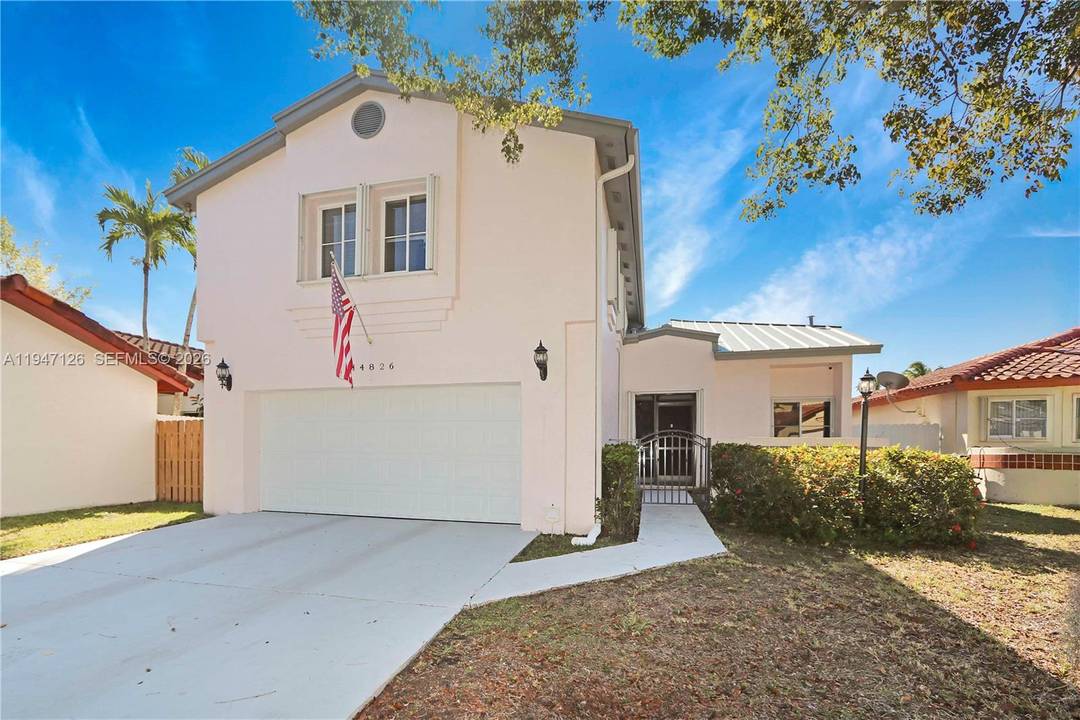 There is something quietly inviting about this home in Chantarelle Ravena, where days unfold at an unhurried pace and life feels comfortably settled.