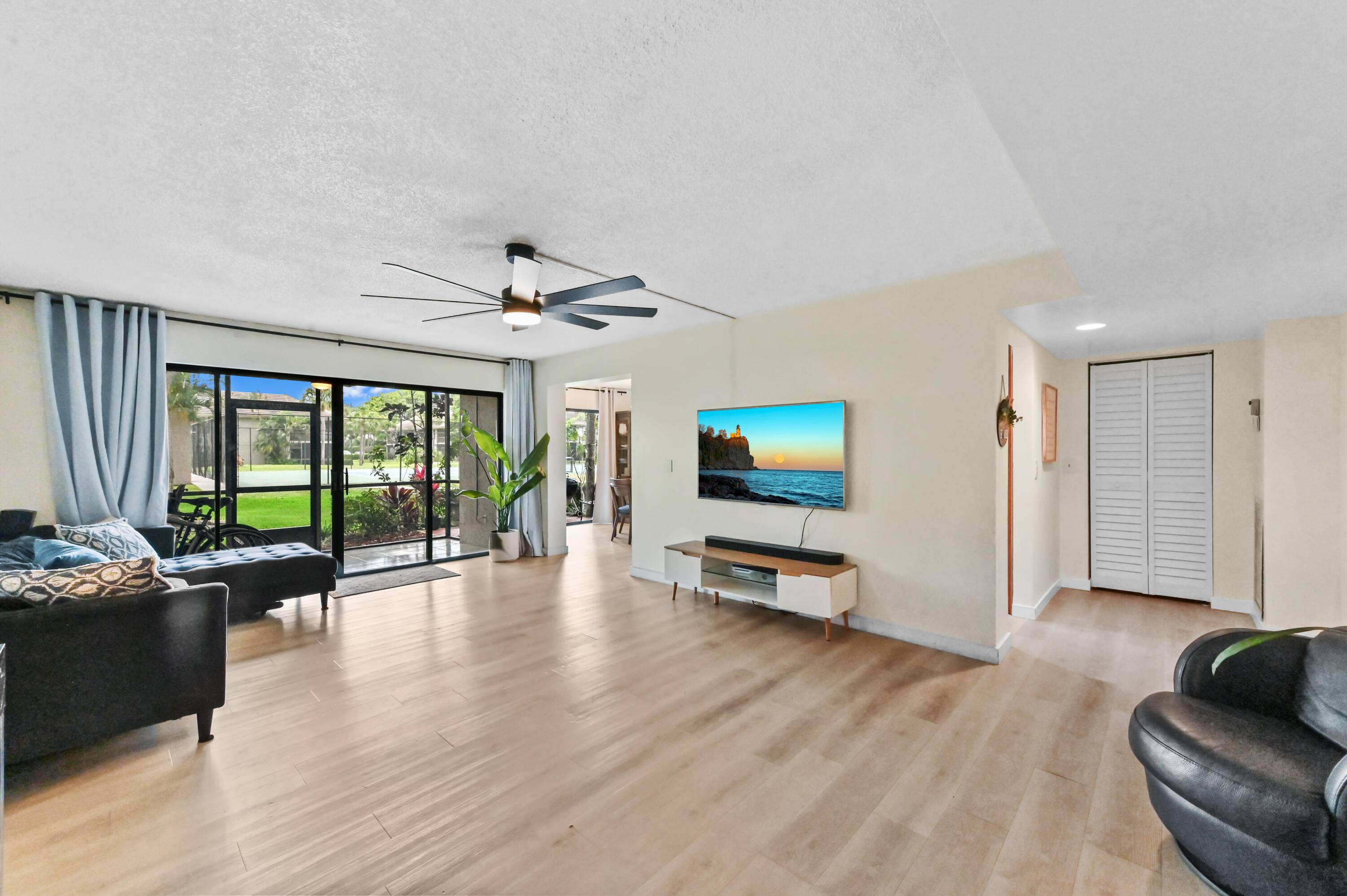 This condo is quite literally perfectly located, minutes to world class dining, shopping, highways, beaches, the airport parks.