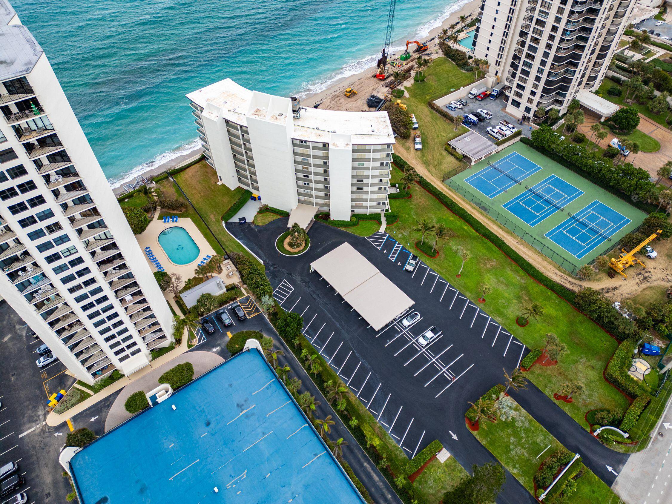 Bring all offers ! The current seawall special assessment has been fully satisfied by the seller.