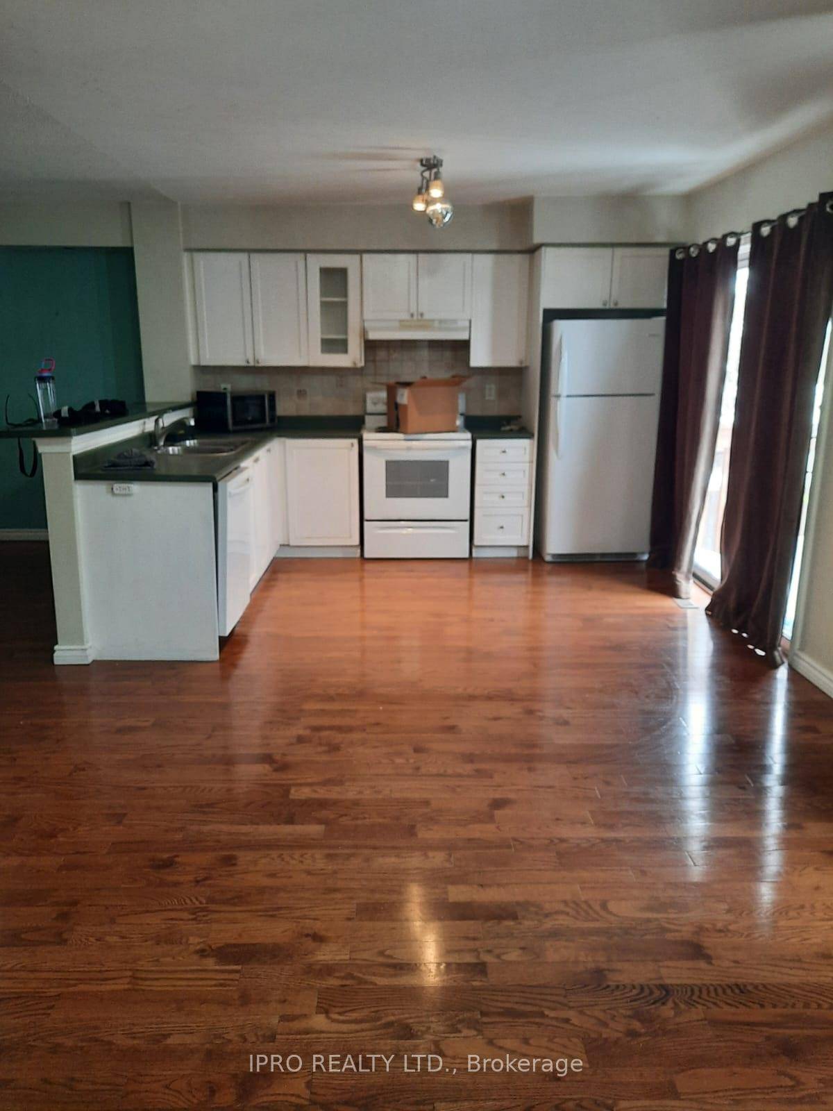 Beautiful Freehold Townhome Located On Highly Desired Crescent Facing A Ravine, ceramic Foyer Entrance, Separate Formal Dining Rm With Pot Lights.