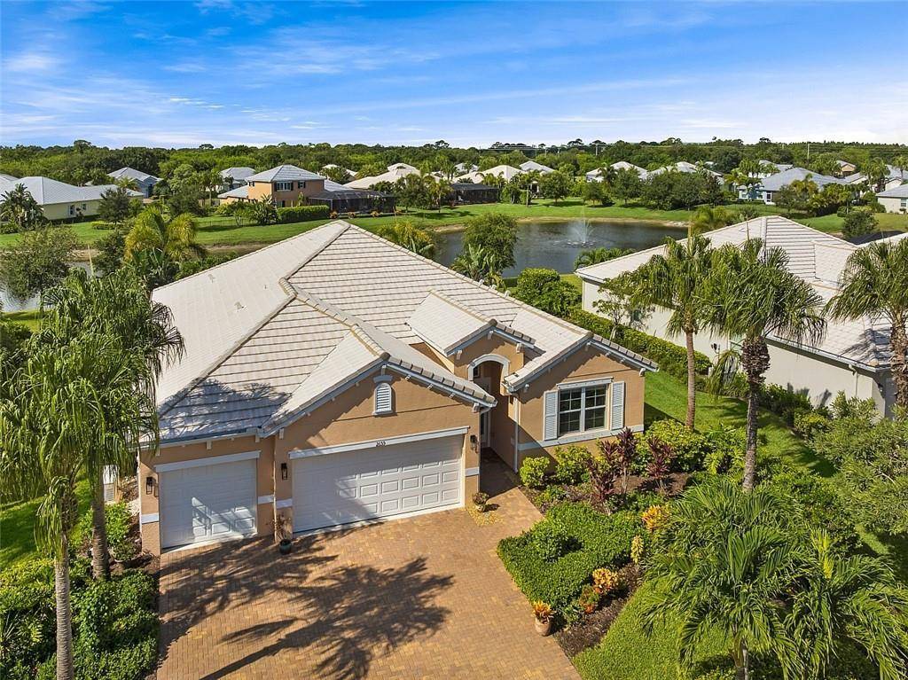 Wake up to sparkling lakefront fountain views and unwind on your screened lanai Florida living at its best !