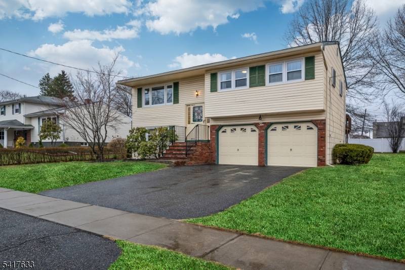 Welcome Home ! Wonderful location in the highly desirable Clover Hill development in Flanders !