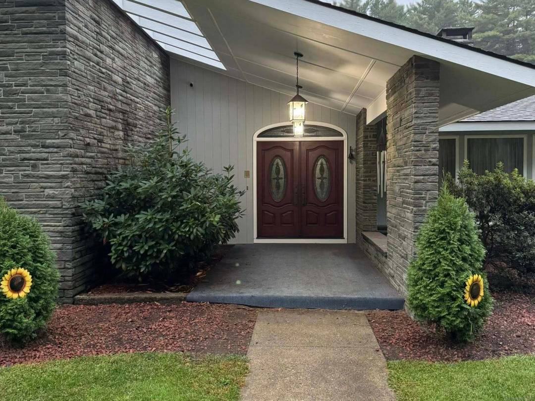 Price Improvement ! Discover the perfect blend of contemporary living and expansive rural charm in this stunning 6 bedroom, 3.