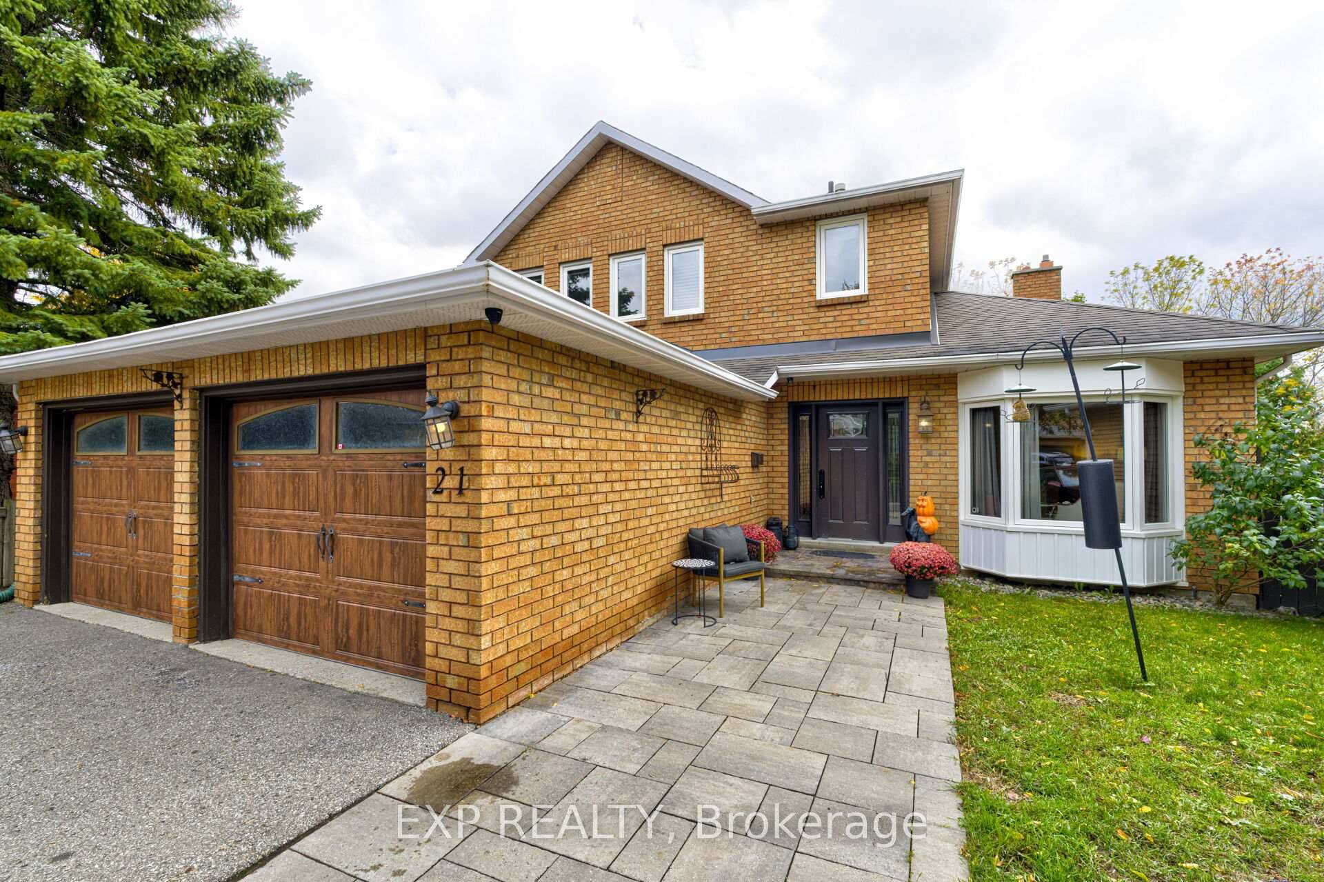 Welcome to 21 April Gardens a Solid, Family Friendly Detached home in a Quiet Aurora pocket.