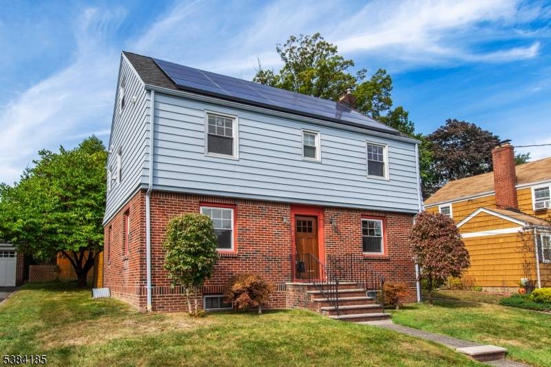 Wonderful SINGLE FAMILY HOME rental now available in this classic Brookdale Colonial !