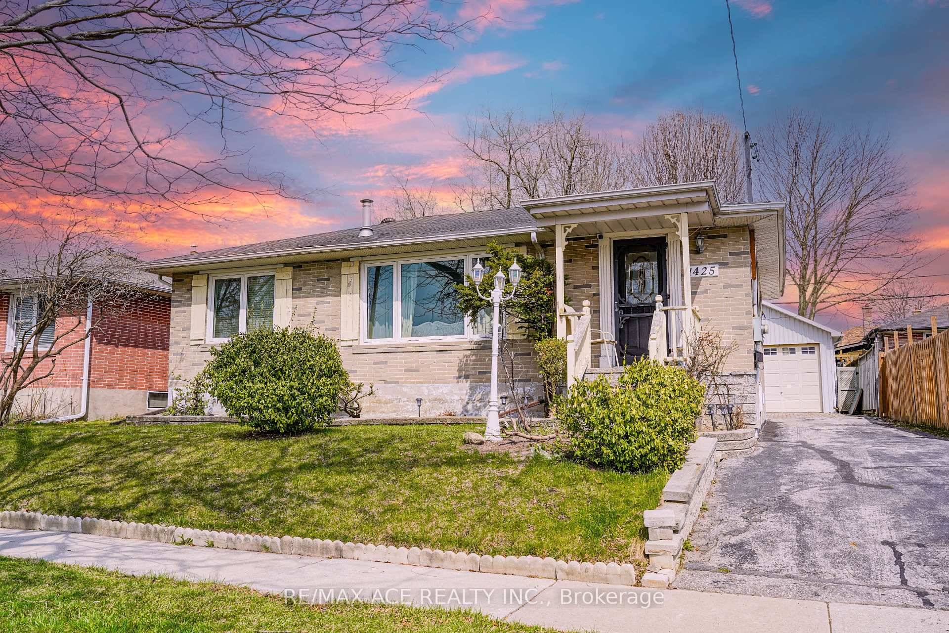 Beautifully maintained detached home in a desirable family friendly neighbourhood.