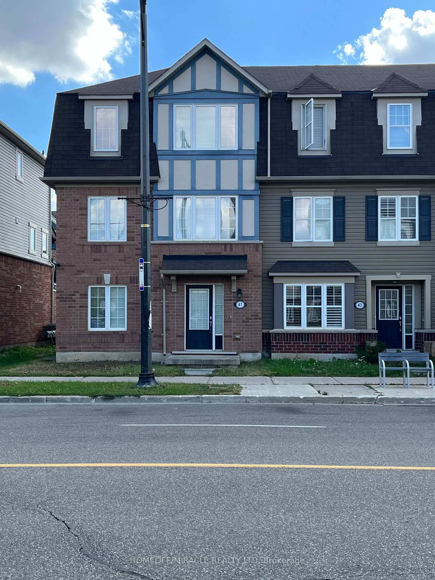 Beautiful End Unit freehold Townhouse, Walk In Distance To Mount Pleasant Go St Station.