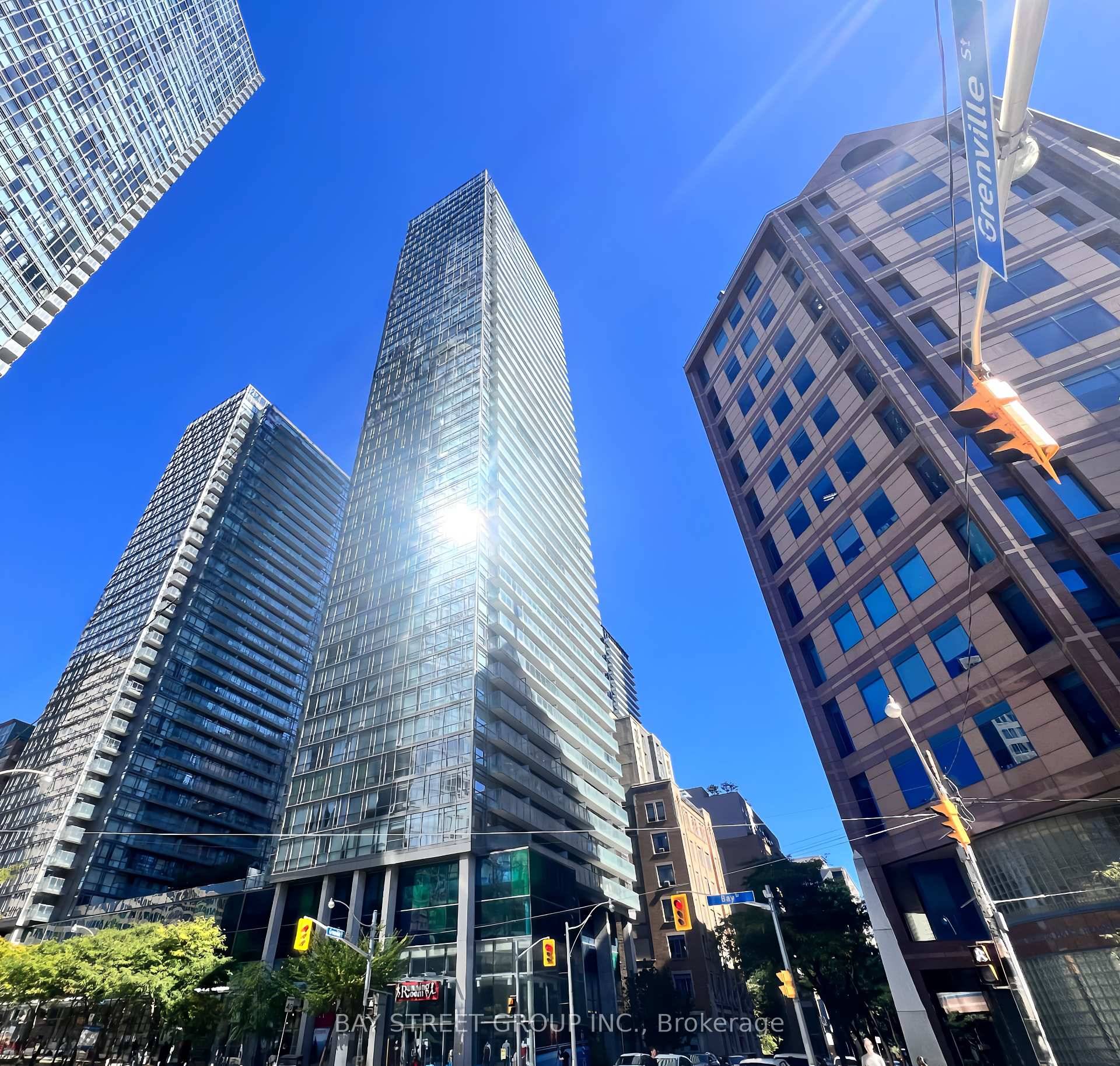 Stunning 1 Den Corner Unit in Prime Downtown Toronto !