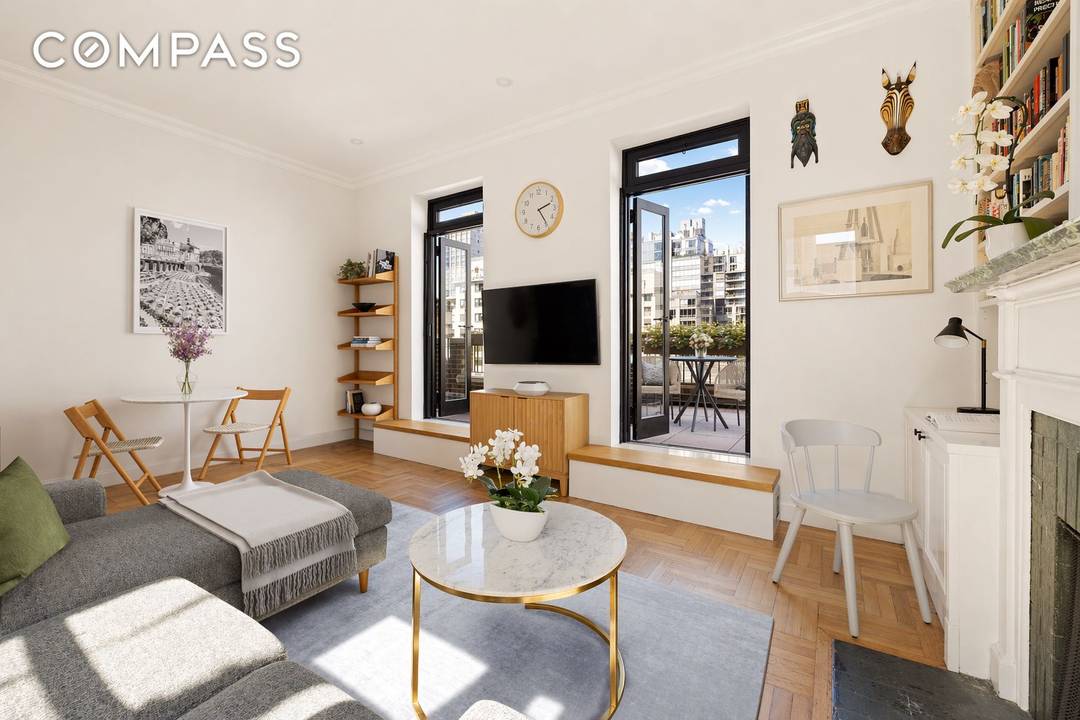 Perched atop one of the Upper East Side s most coveted corridors, PHC at 151 East 83rd Street is a true trophy penthouse.