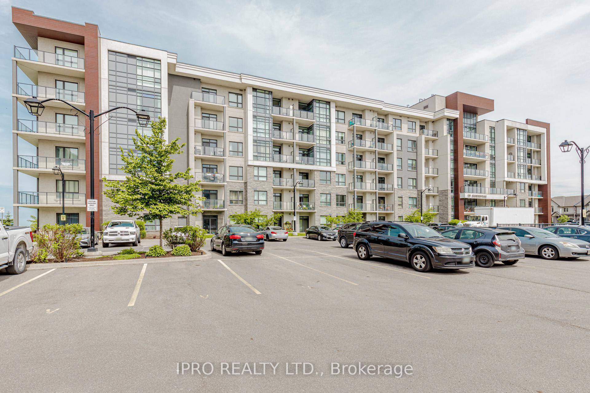 Welcome To This Stunning 1 Bedroom Condo !