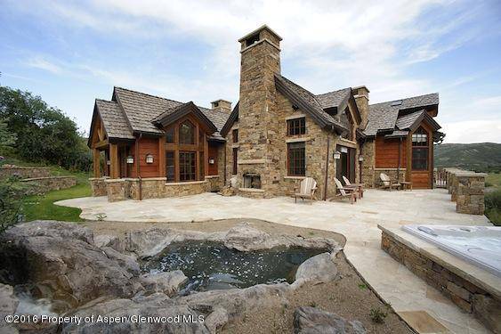 This property has great entertaining space and is located just steps from the free Snowmass shuttle route as well as the RFTA bus to Aspen and down valley.