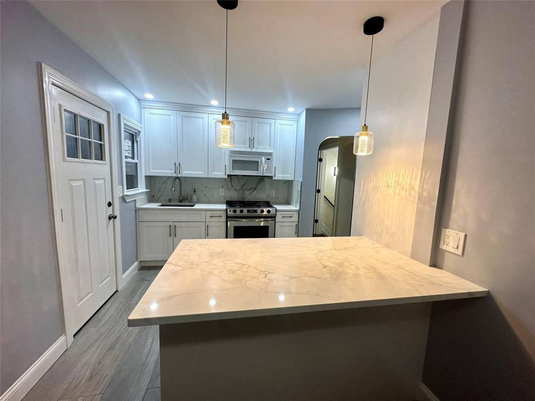 This recently renovated and freshly painted six bedroom House offers both comfort and convenience for a large Family, The kitchen is a standout with its stainless steel appliances, including a ...