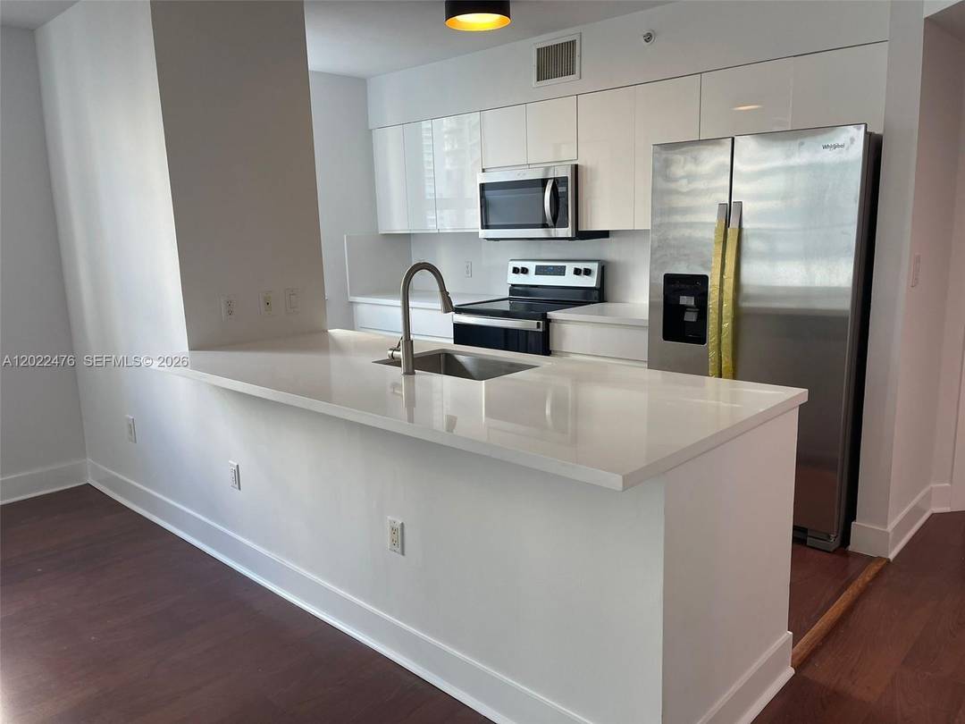 Stunning 3 bedroom, 2 bathroom residence featuring breathtaking bay views and an expansive layout filled with natural light.