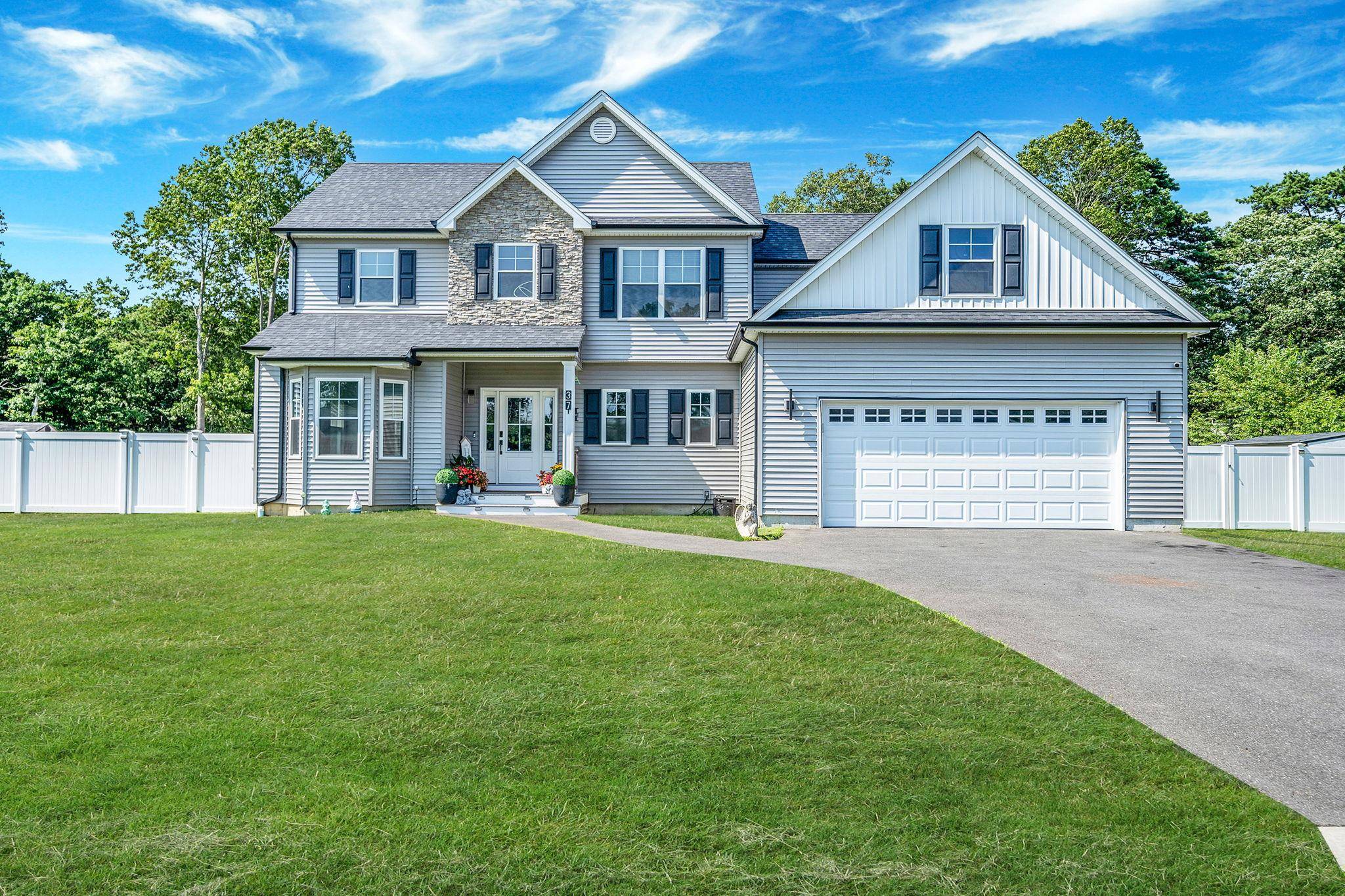 Built in 2022 and located on a quiet cul de sac, this stunning 6 bedroom, 4 bathroom home offers over 4, 000 sq ft of refined living on a half ...