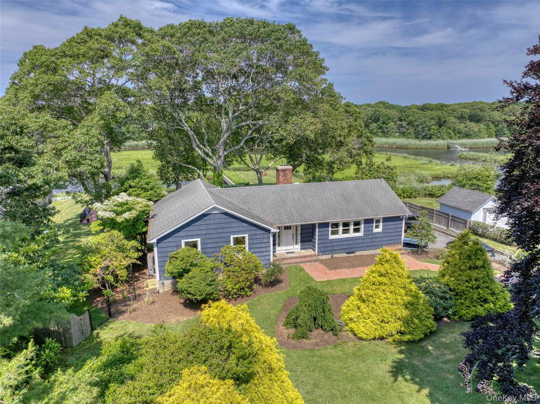 SUMMER 2026 ! Memorial Day to Labor Day 85, 000 June 15, 000 July 30, 000 August LD 35, 000 Experience the ultimate coastal getaway at this newly renovated Westhampton ...