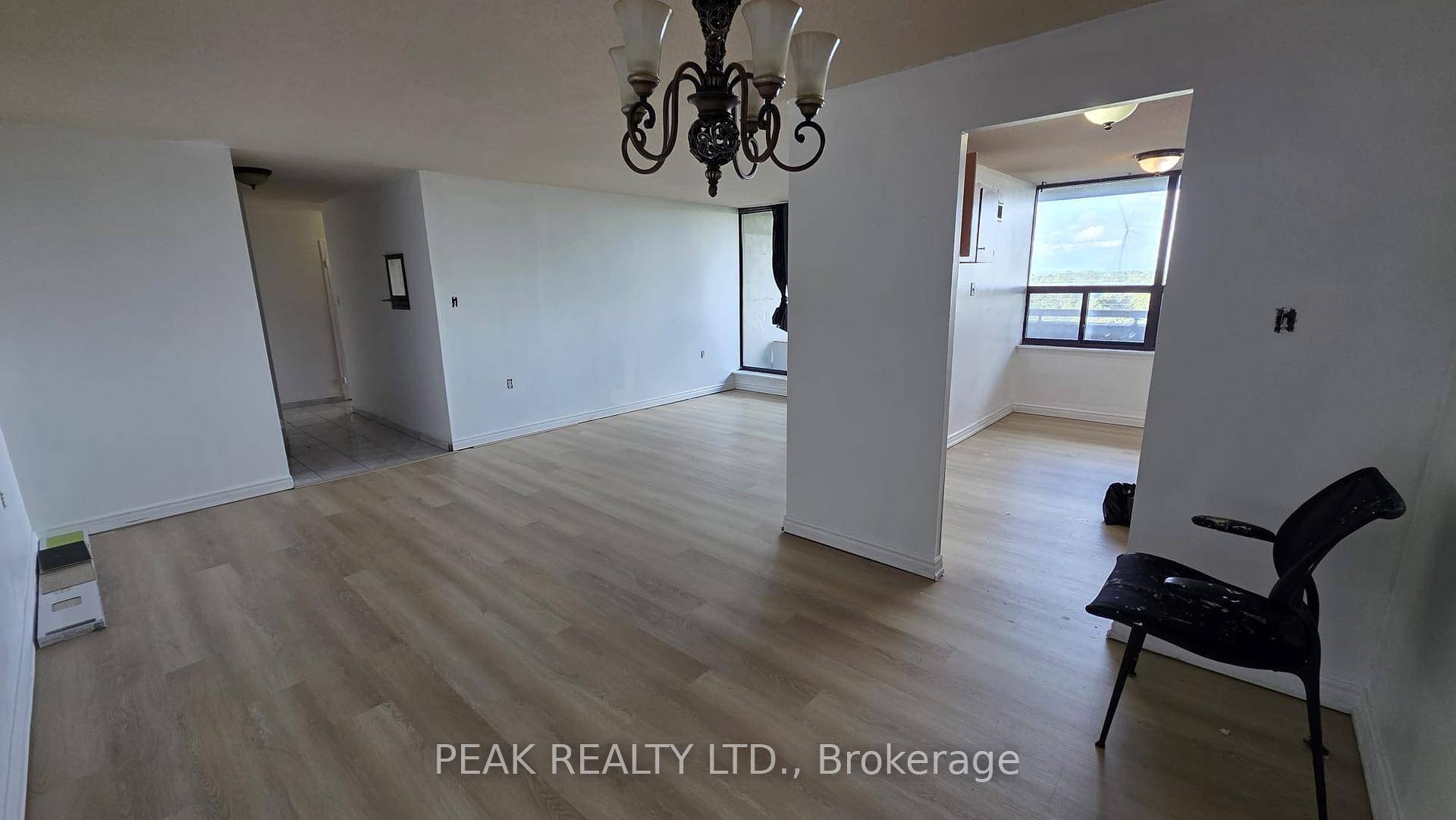 Spacious and bright 2 bedroom 1 bathroom apartment for rent immediately !
