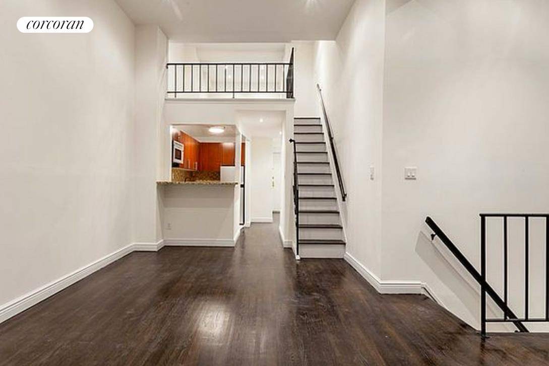 Stunning Triplex 3 bedroom, 2 full bathroom Massive loft with very high Ceilings Each room on it's own level A massive living room Separate kitchen with a dishwasher.