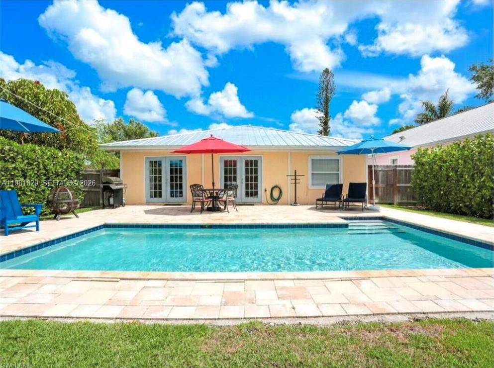 Welcome to this beautifully maintained 3 bedroom, 2 bath Naples Park home ideally located just minutes from Vanderbilt Beach, Mercato, and some of Naples best shopping and dining.