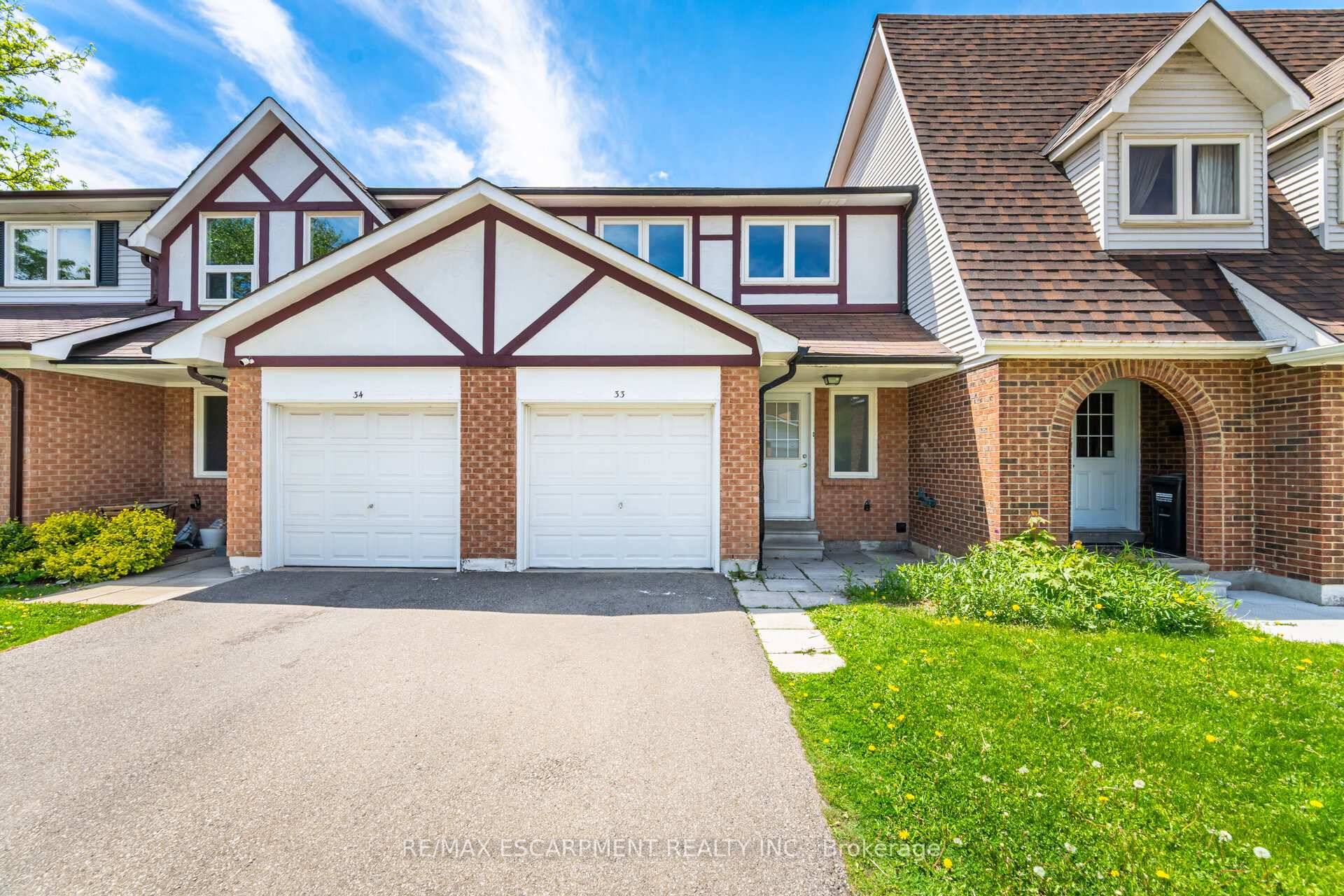 Welcome to this stunning townhouse for lease in one of Rathwoods most well maintained complexes !