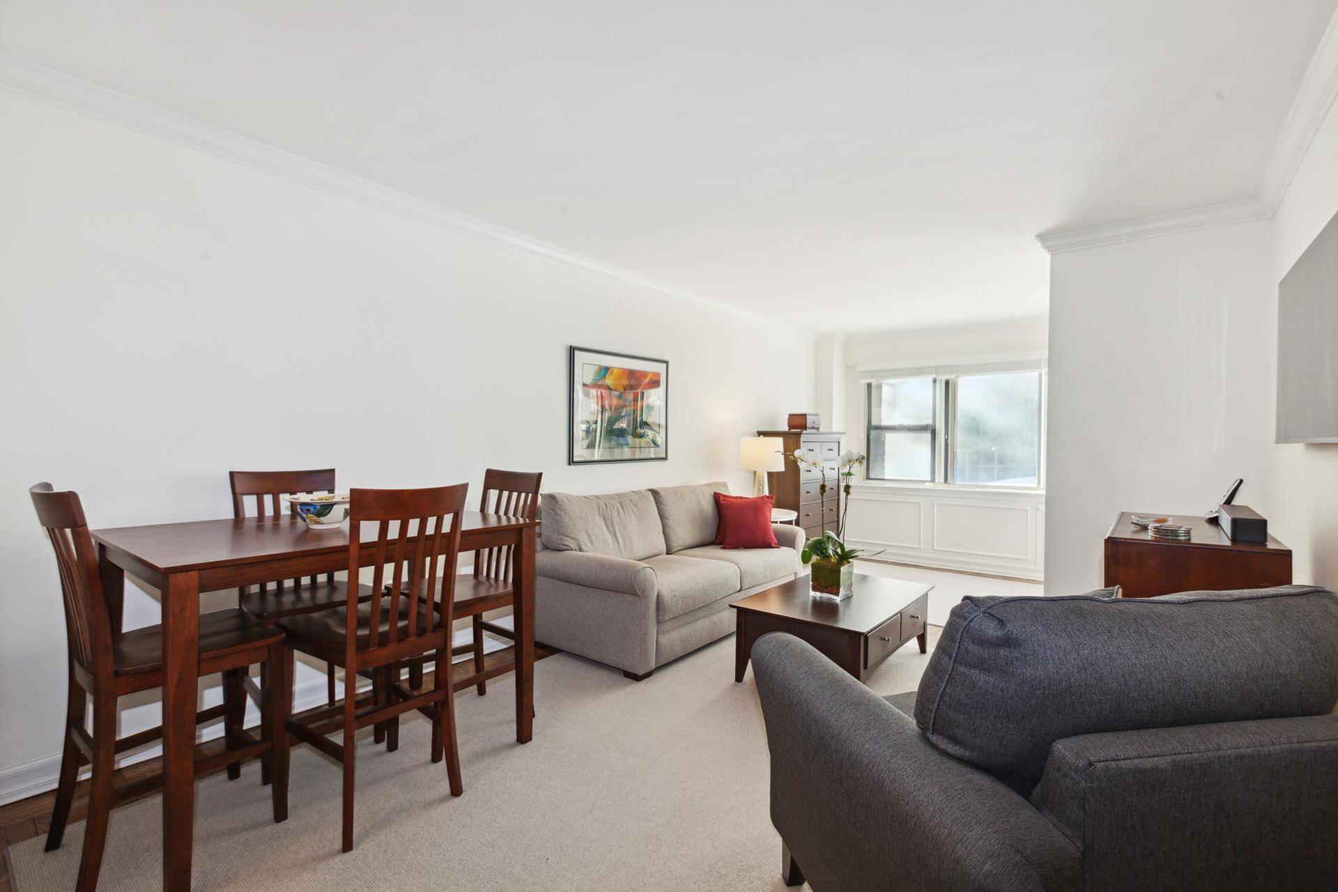 Sunny and South Facing Alcove Studio in Excellent ConditionAn entry foyer welcomes you to this charming and beautifully proportioned apartment.