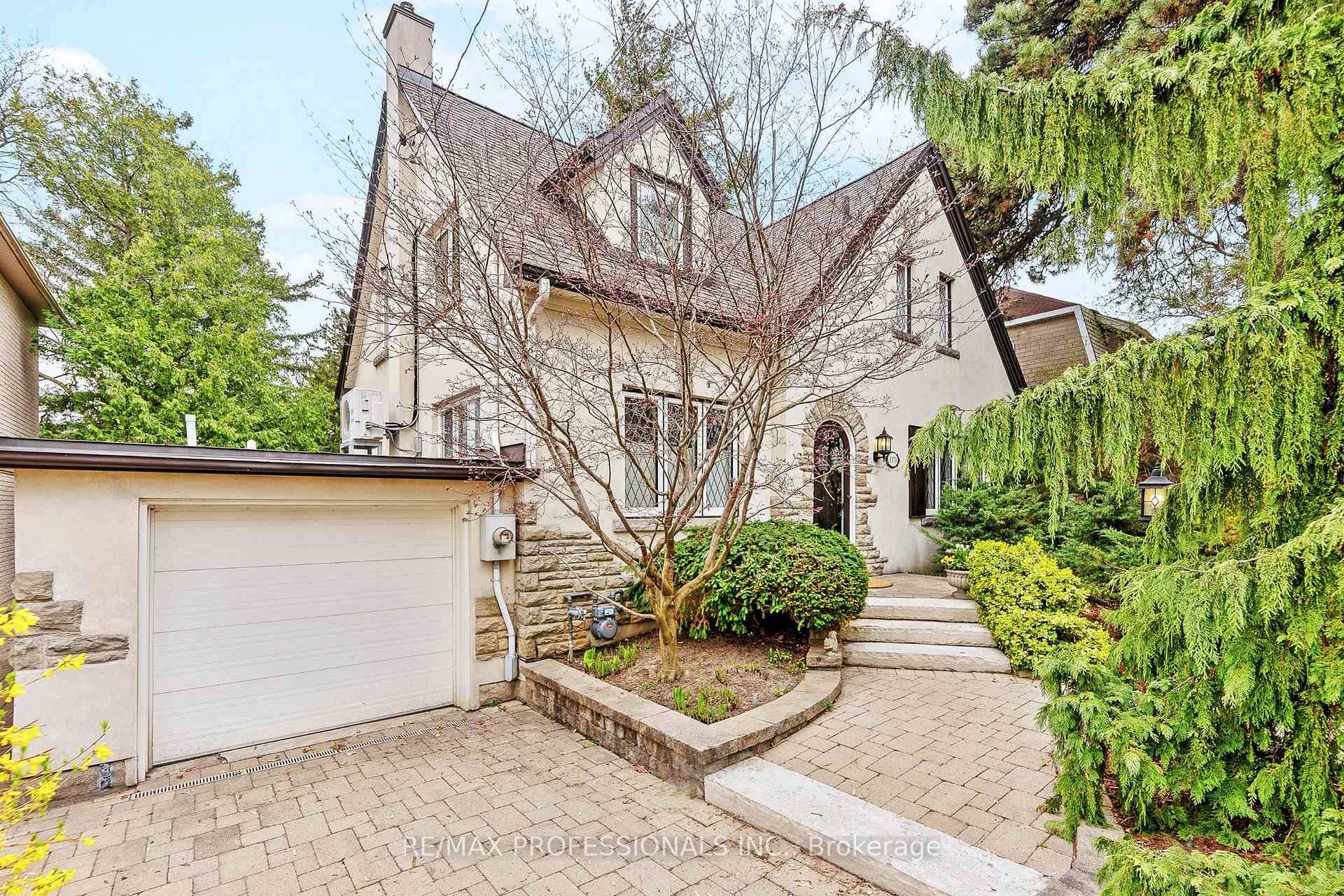 Welcome to 1370 Islington Ave, an immaculate amp ; charming Kingsway Style 2 storey home in prestigious Princess Rosethorn set on a spectacular 50 x 395 lot backing directly onto ...