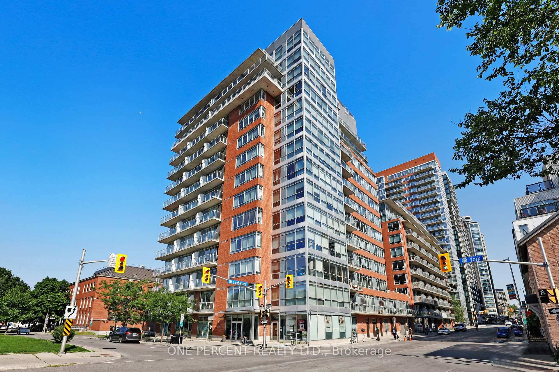 Enjoy the convenience of downtown living in this stylish, well maintained 1 bedroom condo with an impressive unobstructed view of your urban setting.