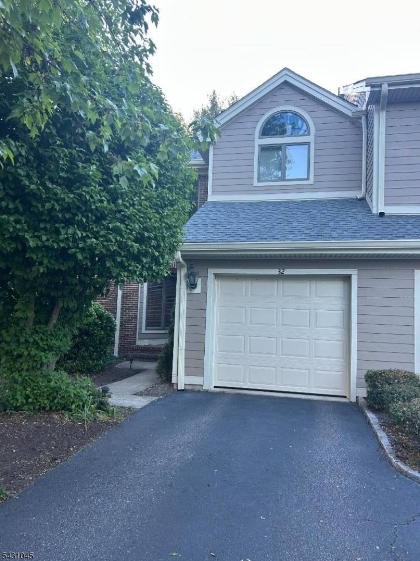 Welcome to this beautifully maintained townhouse located in one of Montville's most desirable communities, offering amenities galore and an ideal blend of comfort and convenience.