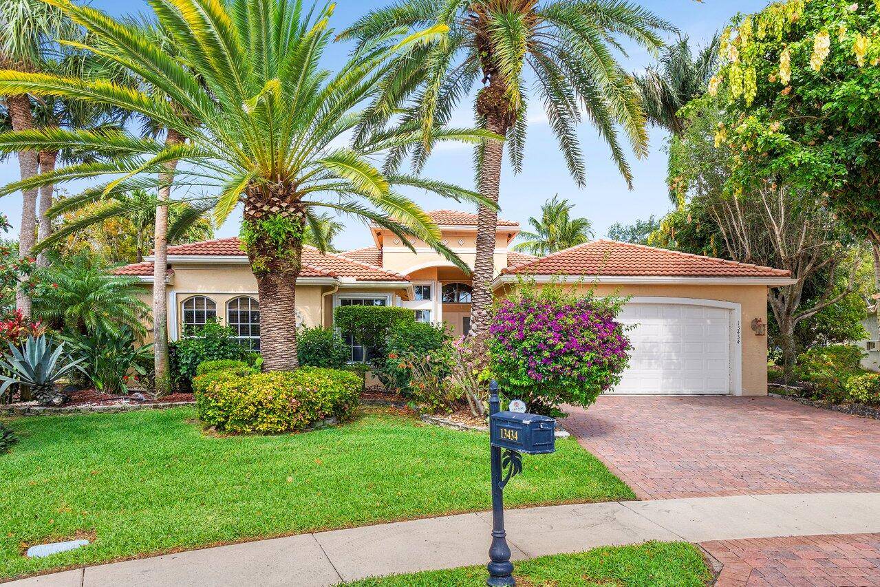 Welcome yourself to luxury living in the heart of Delray Beach !