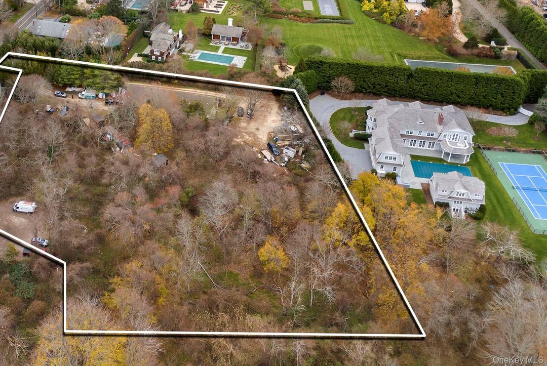 Bridgehampton Village South of the Highway land Discover an exceptional opportunity to own prime land in the heart of Bridgehampton, one of the Hamptons' most sought after enclaves.