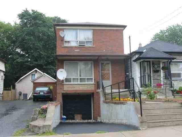 One of a kind family gem in the Oakridge community.
