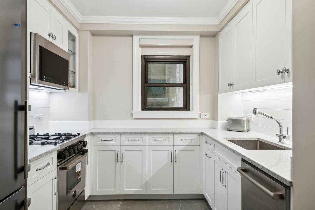 Welcome to Apt. 4C at the Harridge House a beautiful apartment, fully furnished 1 bedroom, 1 bathroom, an exceptional layout and custom closets.