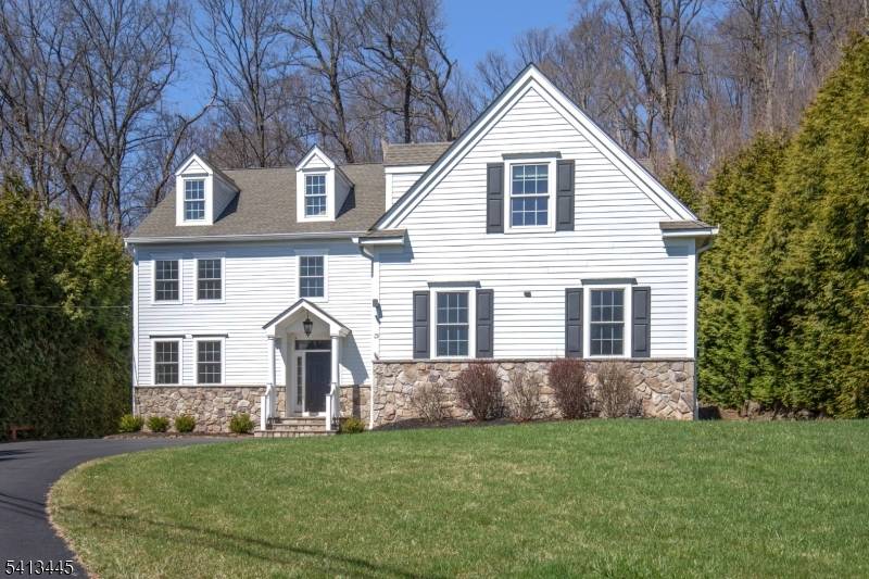 Beautiful, bright Colonial set on 1.